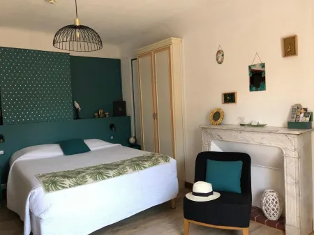 Hotel le Flore Отели рядом с достопримечательностью «Camping Resort and Spa La Baume la Palmeraie»