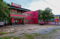 RedDoorz Near Citraland Waterpark Kendari Hotel a Kambu