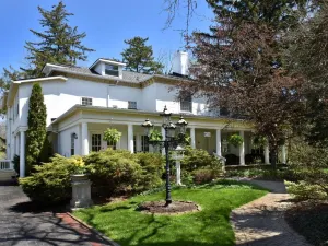 Brockamour Manor Bed and Breakfast