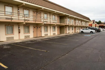 Kings Inn Отели в г. Лоудон