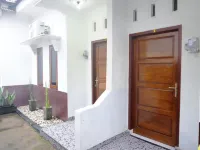 Hansa Guest House Pacitan Hotels in Pringkuku