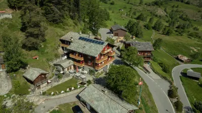 Hotel Alpenblick Отели рядом с достопримечательностью «Алеч Арена»
