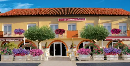 Hôtel-Restaurant le Commerce Отели в г. Рискль