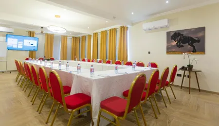 Maple Homes Отели рядом с достопримечательностью «Университет Докса Опен в Абро Медия Кампус»