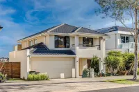 Stayau Magnificent Lakefront Villa Stunning Views - parking