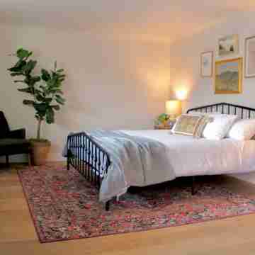 Kinnikinnik Motor Lodge Rooms