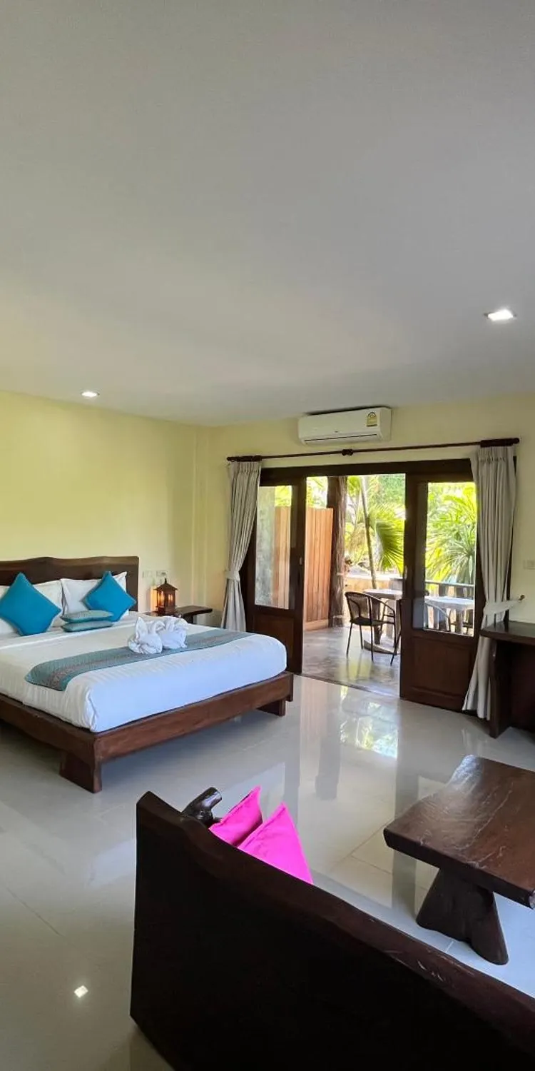 ห้องดีลักซ์ เตียงใหญ่ พร้อมวิวสระว่ายน้ำ