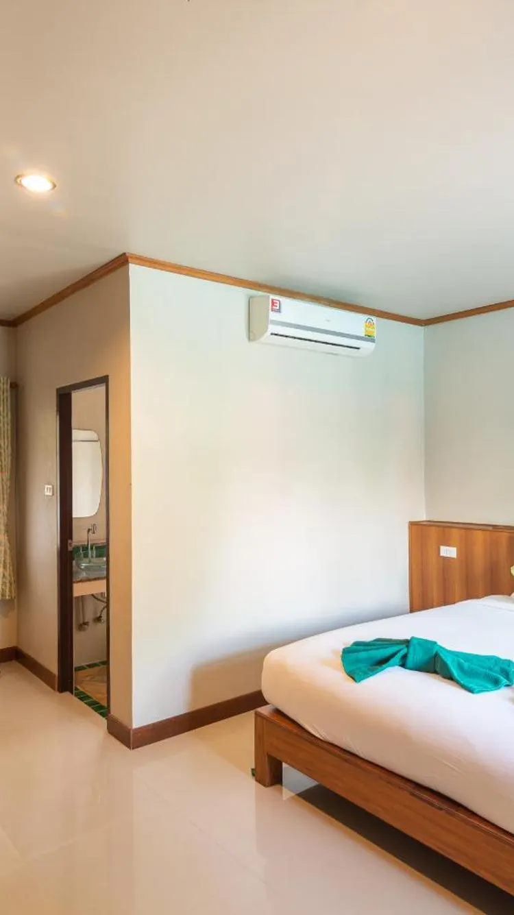 ห้องดีลักซ์ เตียงใหญ่ พร้อมวิวสระว่ายน้ำ