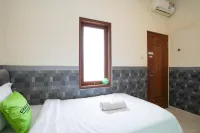 Urbanview Hotel Syariah Griya Asri Patran near Tugu Station