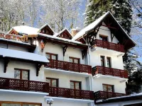 Hotel les Chalets Hotels near Troika