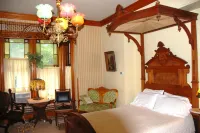 The Richards House Hotel dekat Carnegie-Stout Public Library