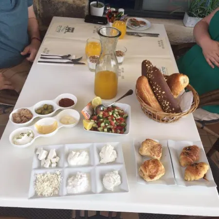 חופש יהונתן -צימרים בכנרת בטיילת טבריה Hofesh Yehonatan Cabin Promnade Tibrias