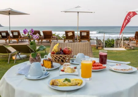 Amora Hotel Maresias Отели рядом с достопримечательностью «Camping e Bar do Cacau - Praia de Santiago»