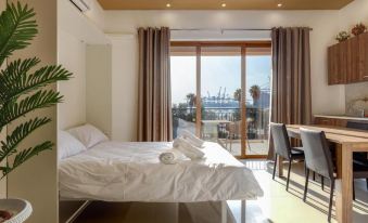 Gem Beachfront Apt with Amazing Bay and Sea Views