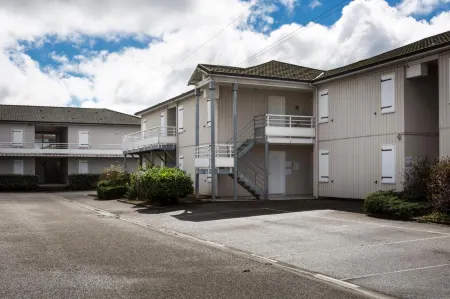 Initial by Balladins Lyon / Chanas Отели в г. Босамблан