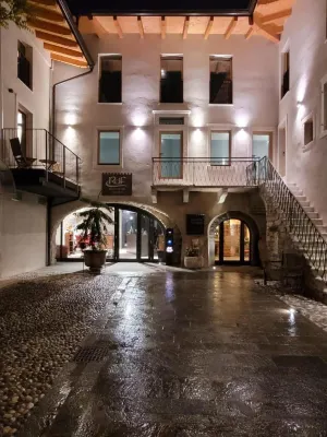 羅坎達雷斯特德費爾飯店 Riva del Garda Fiere附近的飯店