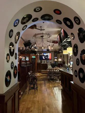 The White Hart Hotel Отели в г. Holsworthy