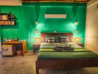 Au Cabaret Vert Hotels in Banan