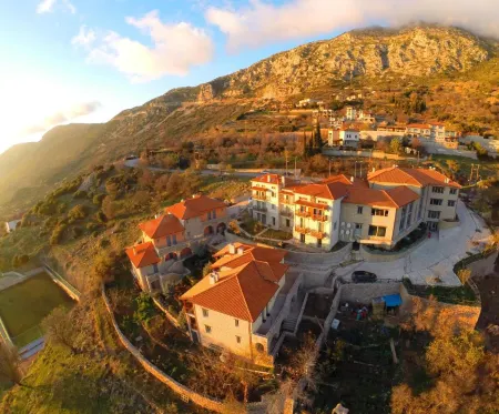 Aegli Arachova Отели рядом с достопримечательностью «Church of Agios Georgios»