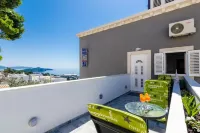 Guest House Nikolina - parking
