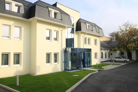 City-Hotel Modling Отели в г. Мёдлинг