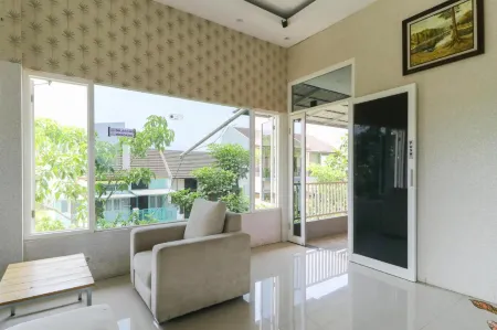 Griya Mulya Near Alun Alun Batu Mitra RedDoorz Отели рядом с достопримечательностью «HANOMAN BIOSKOP DOME 3 DIMENSI»