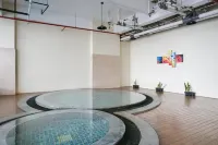 Warm and Homey 1Br Apartment at Atlanta Residences by Travelio Hotel di Kecamatan Beji