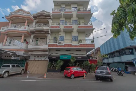 RedDoorz at H Agus Salim Street Pontianak Отели в г. Benua Melayu Darat