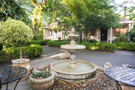 Cottage Grove Inn Отели рядом с достопримечательностью «The Carmel Gallery in Calistoga»