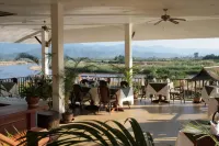 Maekok River Village Resort Hoteles en Mae Ai