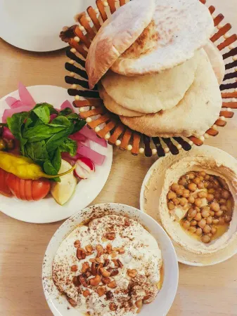 Damask Rose, Lebanese Guest House Отели рядом с достопримечательностью «Lavender Ville Wedding Venue»