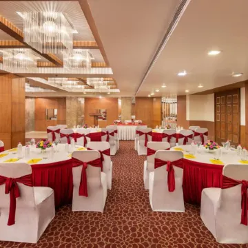 BloomSuites l Ahmedabad Отели рядом с достопримечательностью «Торговый центр Alpha One»