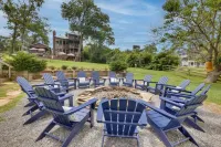 Lakehouse Hot Tub, Waterslide, Game Room and Kayaks - parking