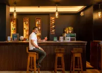 Kandyan Reach Hotel - bar