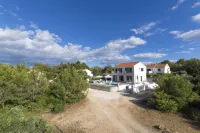 Villa Makarac - Heated Pool, Beach 140m & Kids Playground I Brač - Wifi