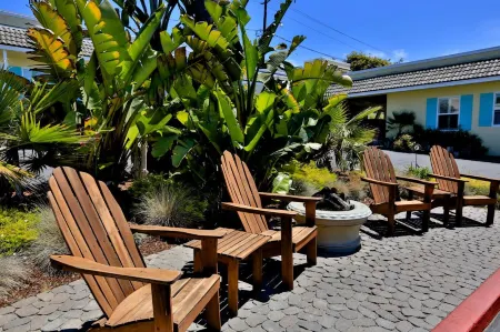 Beach Bungalow Inn and Suites Отели рядом с достопримечательностью «Serenity by the Sea»