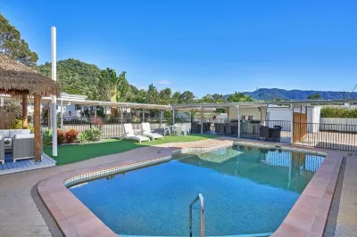 Cocos Holiday Apartments Hotels near Trinity Beach