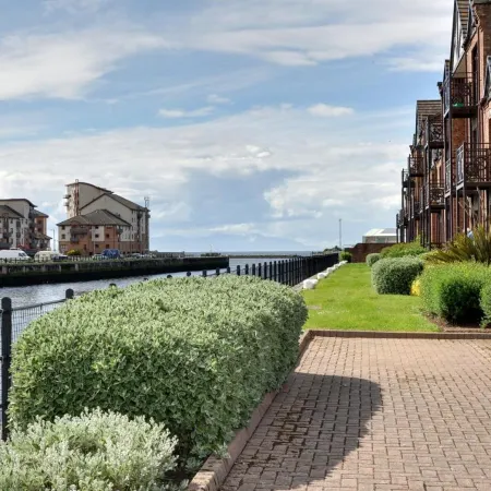 Harbour House - Donnini Apartments Отели рядом с достопримечательностью «Библиотека Карнеги»