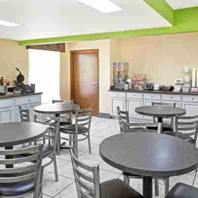 Super 8 by Wyndham Gainesville Dining/Meeting Rooms