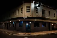 The Met Hotel Hotels near University of Southern Queensland Art Collection
