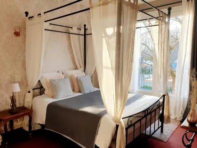 Logis Hôtel Saint Cyr Hotels in Villeny