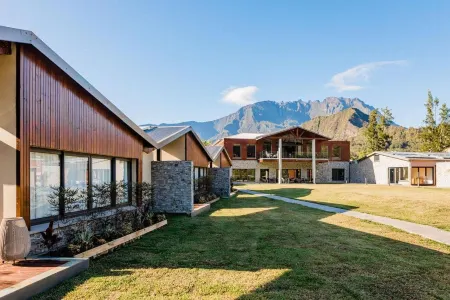 Sarana Hôtel & Spa Отели рядом с достопримечательностью «Питон-де-Неж»