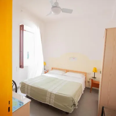 Hotel Villa Cecilia Hotel berhampiran Istana Aragonese