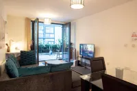 Spacious One-bed flat with workspace +Free Parking Hotels in 