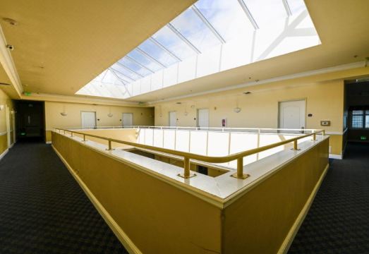 게이트웨이 인 앤드 스위트 객실 내부, 전자레인지와 냉장고가 보임