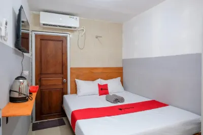 RedDoorz Near Mulyosari Hotels in Kalisari