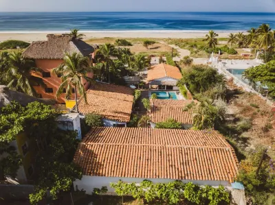 La Playita Beach House Hotels near Playa Zicatela