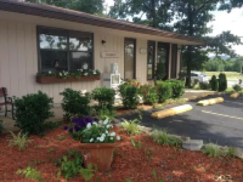 The Parkwood Inn & Suites