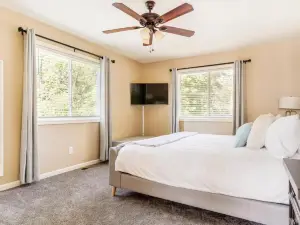 Large 5 Bed Lake Geneva Home 4 Blocks from Lake!