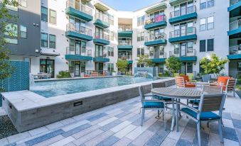 Modern Cozysuites on Town Lake Waterfront 02